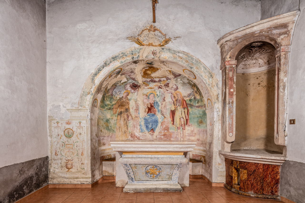 Madonna con Bambino in trono tra Sant'Antonio da Padova e San Rocco, motivi decorativi a grottesche con figure di Santi (decorazione pittorica) di Torresani Bartolomeo (attribuito), Torresani Lorenzo (attribuito) (XVI)