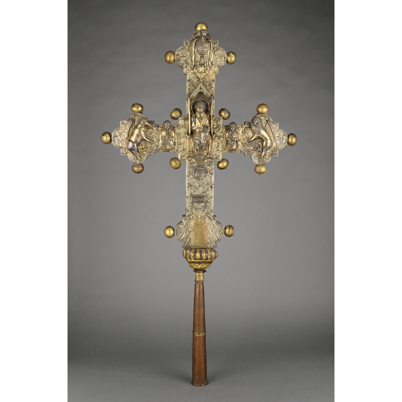 Cristo crocifisso con la Madonna, San Giovanni Evangelista e l'Arcangelo Michele, Cristo in trono con i simboli degli Evangelisti (croce processionale) - produzione abruzzese (XIV)