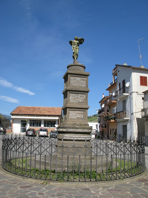 allegoria della Vittoria come donna vestita all'antica (monumento ai caduti - a pilo) di Roscitano Ezio (sec. XX)