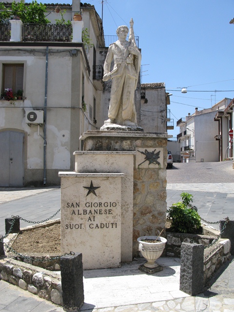 figura di soldato che porta la bandiera (monumento ai caduti - a cippo) di Pelletti Mario (sec. XX)