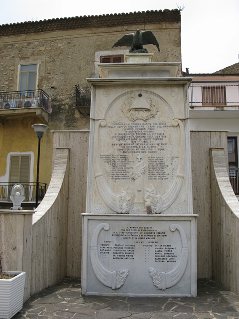 allegoria della Vittoria come aquila, elementi decorativi con colonna spezzata e elmetto (monumento ai caduti - ad ara) - ambito Italia meridionale (sec. XX)