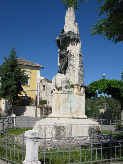 Figura di soldato in combattimento (monumento ai caduti - ad obelisco) di Jerace Vincenzo, Fonderia Artistica Gemito (sec. XX)