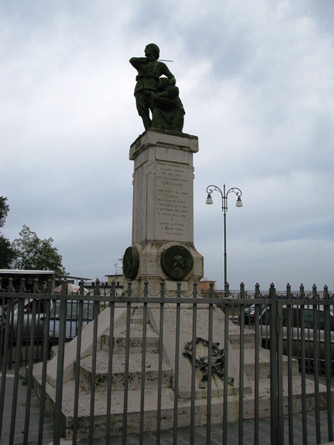 allegoria del soldato che protegge una madre col bambino (monumento ai caduti - a pilo) di Tamagnini Torquato, Cianci Carmine (sec. XX, sec. XX)