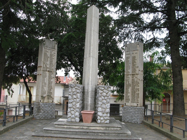 monumento ai caduti - a stele - ambito Italia meridionale (sec. XX)