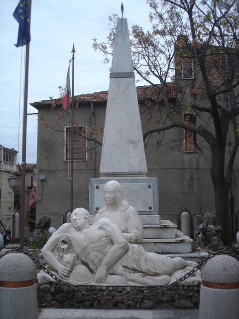 elementi decorativi con aquila e ghirlanda, allegoria della morte del soldato (monumento ai caduti - ad obelisco) di Laterza Mimmo - ambito Italia meridionale (sec. XX, sec. XX)