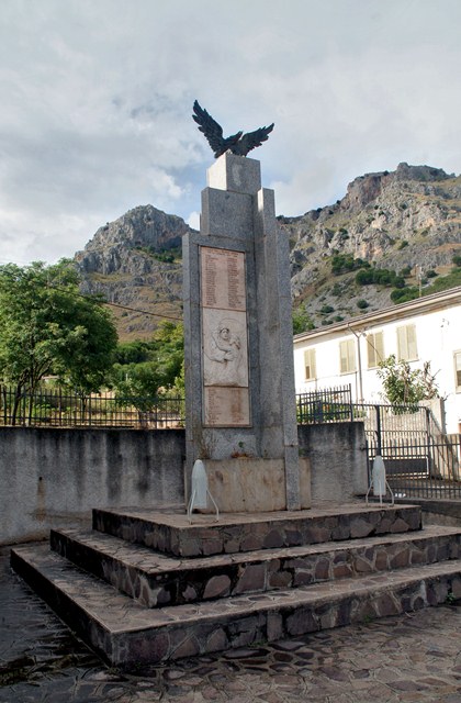 allegoria della Vittoria come aquila, scena di battaglia, morte del soldato, allegoria della pace (monumento ai caduti - a stele) - ambito calabrese (sec. XX)