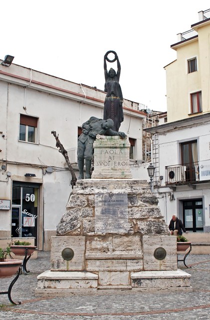 allegoria del sacrificio del soldato per la Patria (monumento ai caduti - a cippo) di Tamagnini Torquato (sec. XX)
