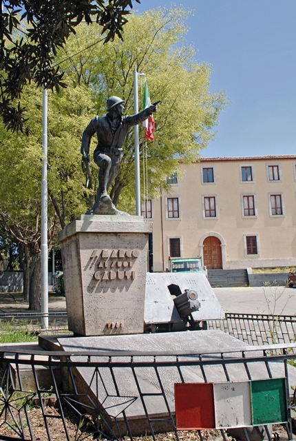 figura di soldato in combattimento (monumento ai caduti - a cippo) - ambito italiano (sec. XX)