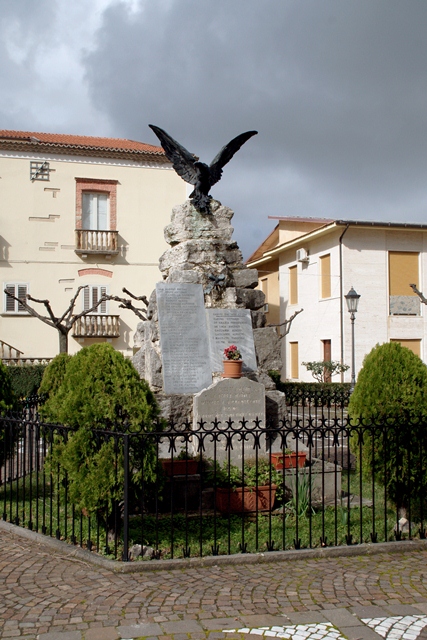 allegoria della Vittoria come aquila (monumento ai caduti - a montagna figurata) - ambito Italia meridionale (sec. XX)