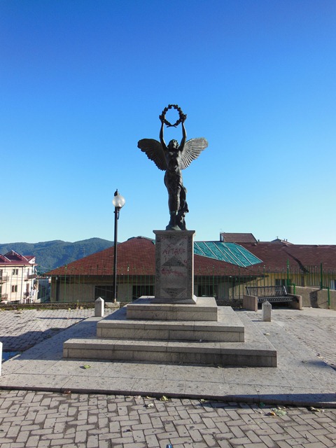 allegoria della Vittoria come donna vestita all'antica (monumento ai caduti - a cippo) di Ciocchetti Giuseppe (sec. XX)