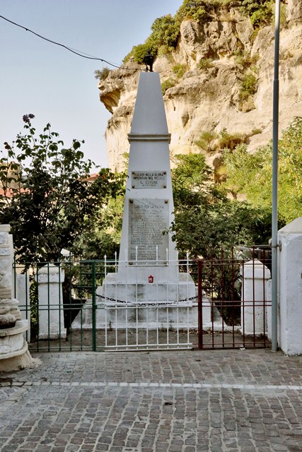 monumento ai caduti - ad obelisco - ambito Italia meridionale (sec. XX)