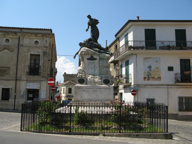 allegoria della Vittoria che incorona un soldato morente (monumento ai caduti - a cippo) di Tamagnini Torquato (sec. XX)