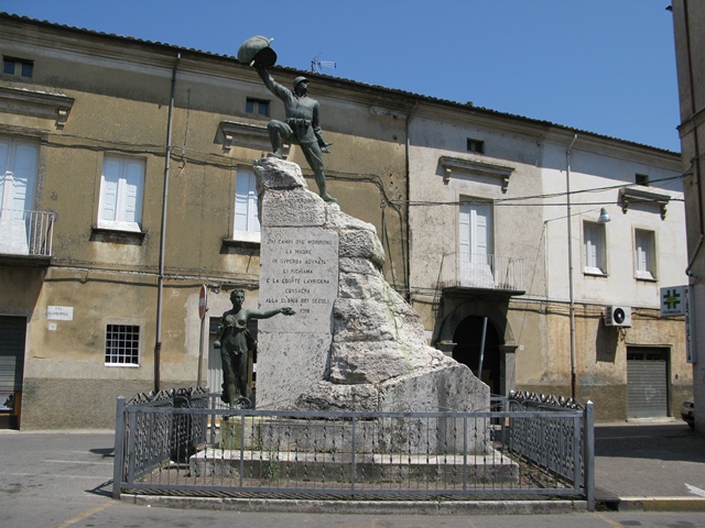 figura di soldato che porta la bandiera, allegoria della Vittoria come donna vestita all'antica (monumento ai caduti - a cippo) di Tamagnini Torquato, Fonderia Laganà (sec. XX)