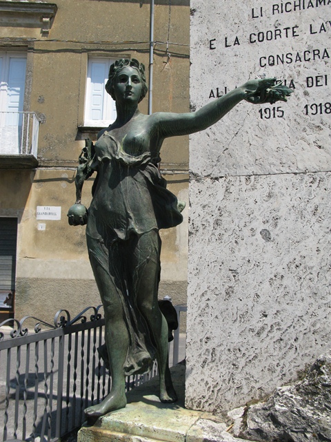 figura di soldato che porta la bandiera, allegoria della Vittoria come donna vestita all'antica (monumento ai caduti - a cippo) di Tamagnini Torquato, Fonderia Laganà (sec. XX)