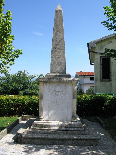 elementi decorativi con elmo, armi e ramo di alloro (monumento ai caduti - ad obelisco) - ambito Italia meridionale (sec. XX)