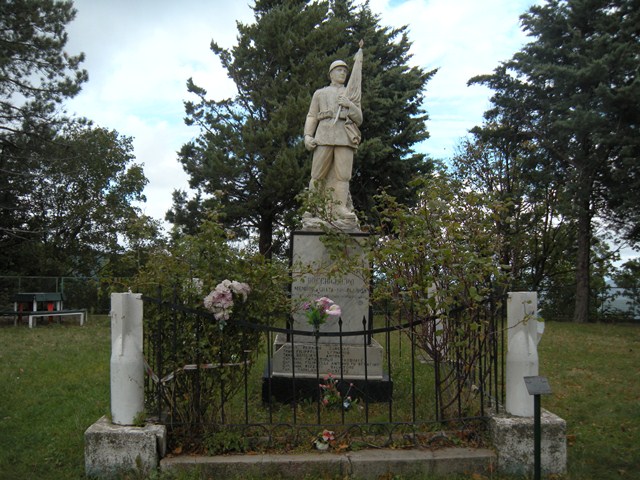 figura di soldato che porta la bandiera (monumento ai caduti - a cippo) di Pelletti Mario (sec. XX)