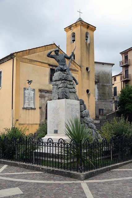 figura di soldato: alpino (monumento ai caduti - a montagna figurata) di Jerace Vincenzo (sec. XX)