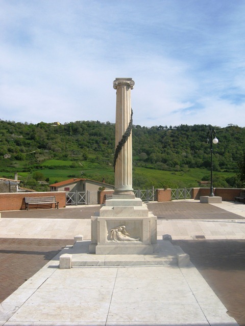 Pietà (monumento ai caduti - a colonna) - ambito calabrese (sec. XX)