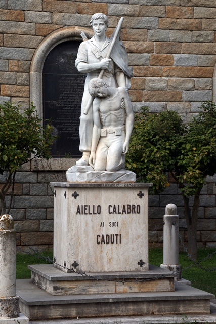 morte del soldato, figura di soldato che porta la bandiera (monumento ai caduti - a cippo) di Pelletti Mario (sec. XX)