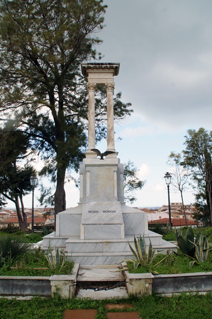 allegoria della Vittoria come aquila (monumento ai caduti - a colonna) - ambito calabrese (sec. XX)