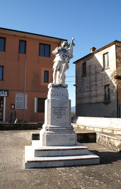 figura di soldato che porta la bandiera (monumento ai caduti - a cippo) di Ditta Chigli e Vannelli (sec. XX)