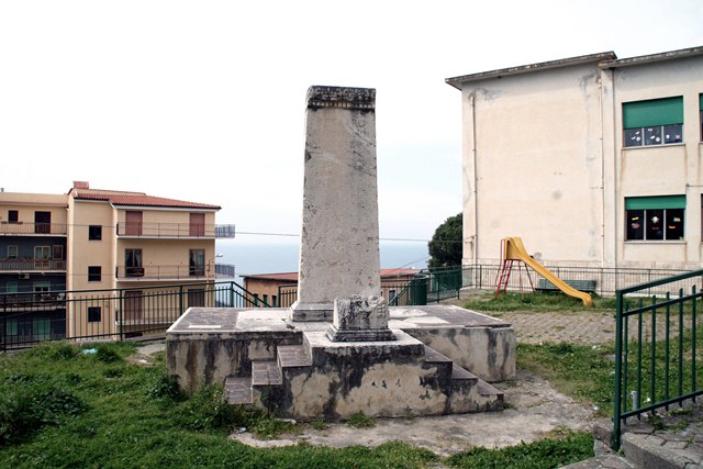 monumento ai caduti - a stele - ambito Italia meridionale (sec. XX)