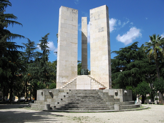 monumento ai caduti - a stele di Spampinato Clemente (sec. XX)