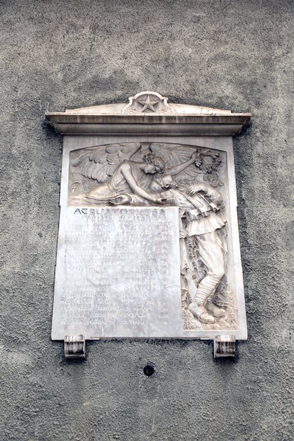 allegoria della Vittoria che incorona un soldato morente (lapide commemorativa ai caduti) di Rissone (sec. XX)