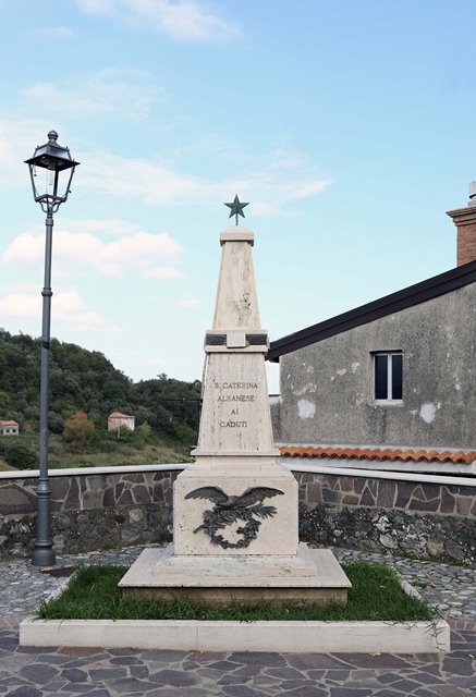 elementi decorativi con aquila, ghirlanda, rami di alloro e quercia (monumento ai caduti - ad obelisco) - ambito Italia meridionale (sec. XX)