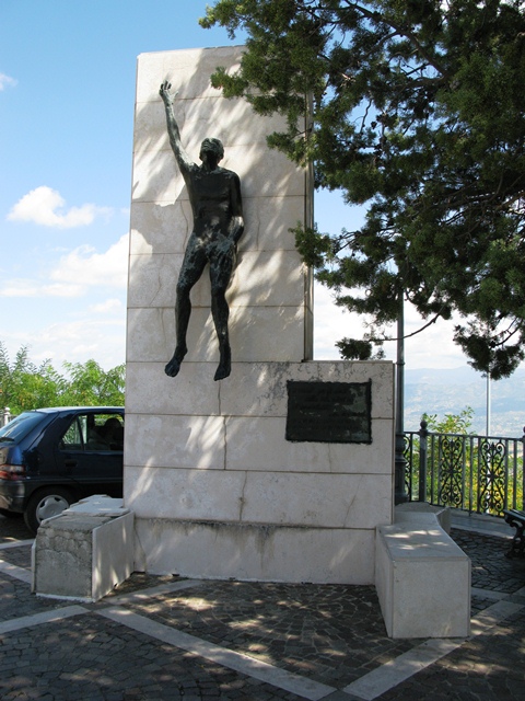 allegoria del soldato come eroe antico (monumento ai caduti - a stele) di Montalto Mario, Fonderia / Marmeria Chiurazzi (sec. XX)