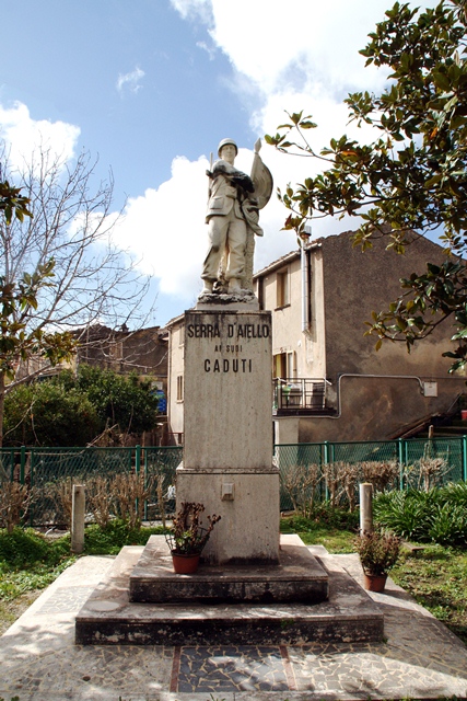 figura di soldato che porta la bandiera (monumento ai caduti - a cippo) di Pelletti Mario (sec. XX)