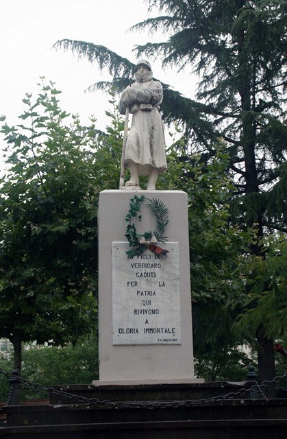 figura di soldato: fante (monumento ai caduti) di Imbellone Giuseppe (sec. XX)