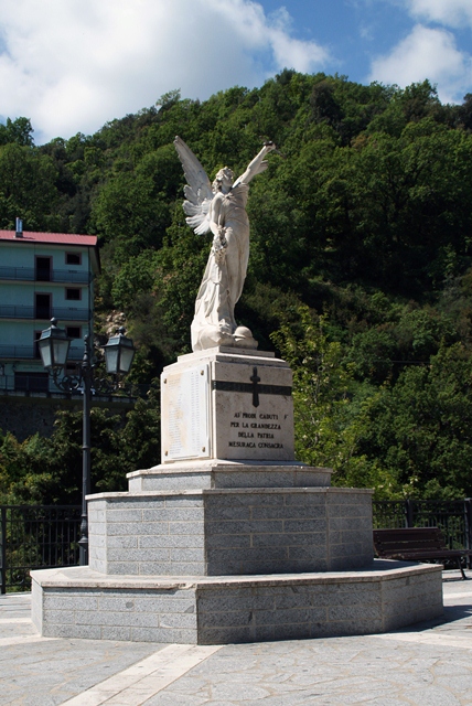 allegoria della Vittoria (monumento ai caduti - a cippo) di Ciocchetti Giuseppe (sec. XX)