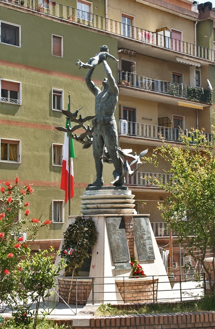 figura di soldato (monumento ai caduti - a cippo) di Greco Domenico (sec. XX)