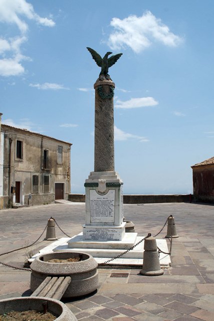 allegoria della Vittoria come aquila (monumento ai caduti - a colonna) - ambito Italia meridionale (sec. XX, sec. XX)