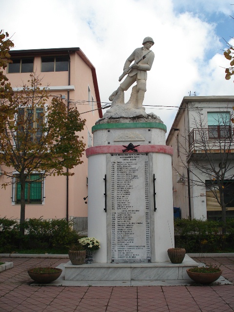 figura di soldato in combattimento (monumento ai caduti - a cippo) di Sparapani Alberto (sec. XX)