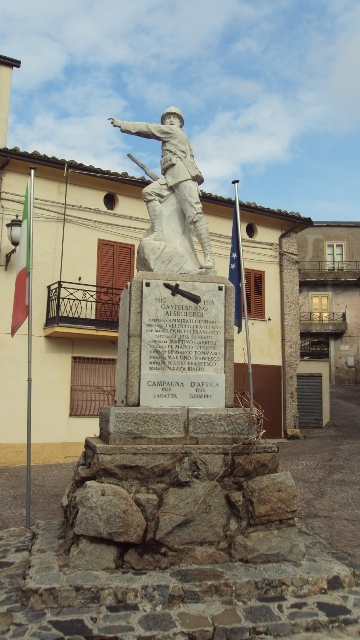 figura di soldato in combattimento (monumento ai caduti - a cippo) di Cifariello Filippo Antonio (sec. XX)