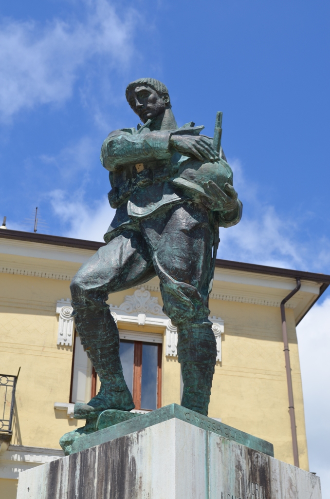 figura di soldato: fante (monumento ai caduti - a cippo) di Passaglia Giulio (primo quarto XX)