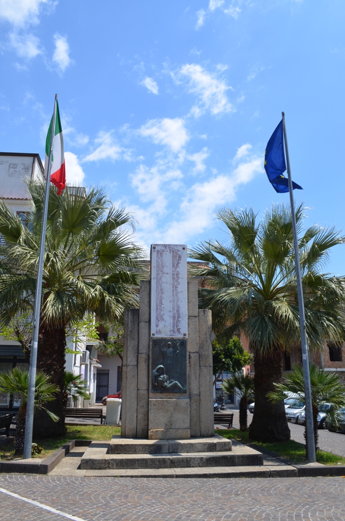 allegoria della morte del soldato (monumento ai caduti - a stele) di Castagna Ercole - ambito Italia meridionale (prima metà XX)