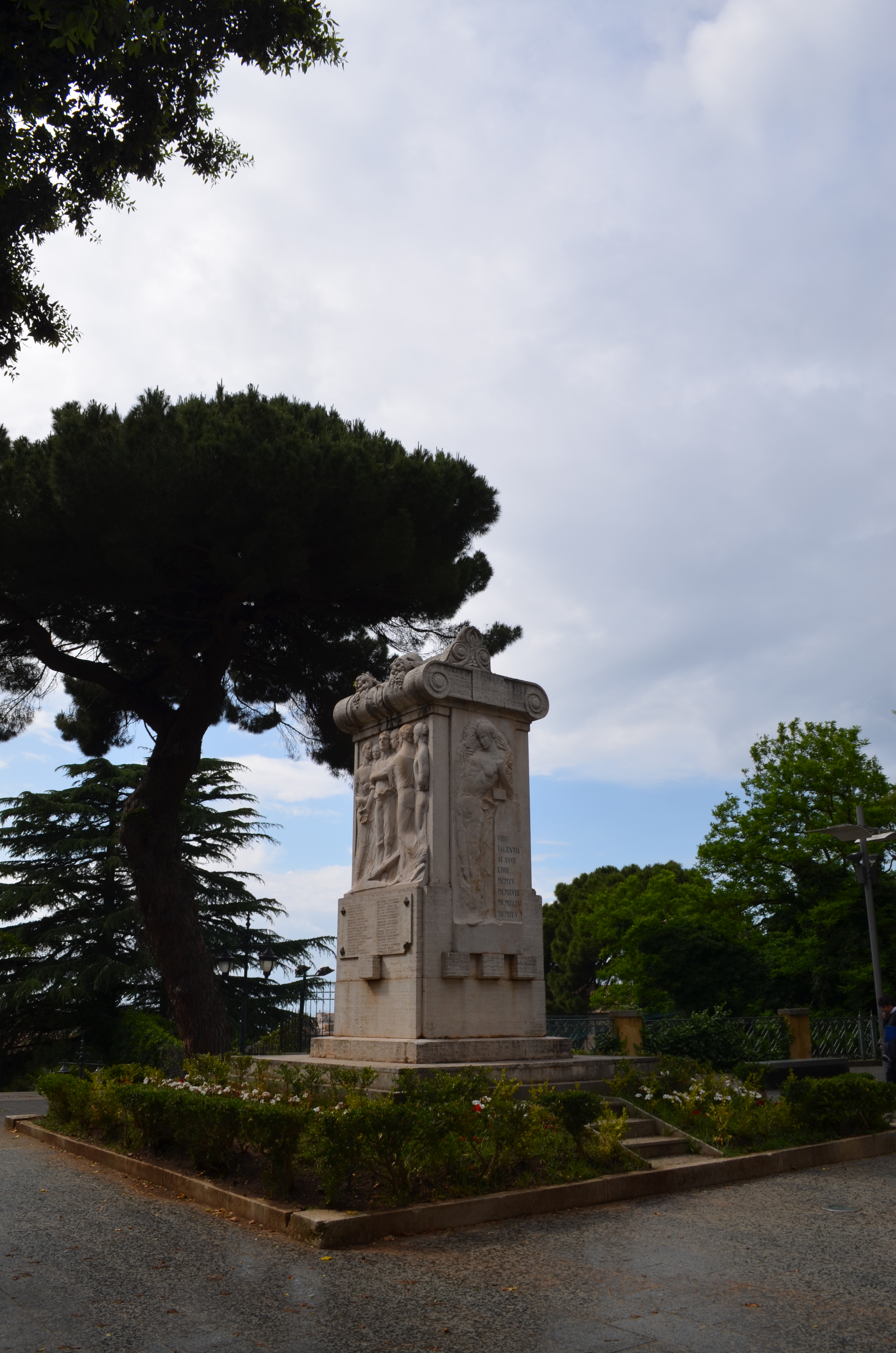 allegoria del soldato come eroe antico, allegoria del ritorno del corpo del soldato caduto, figure di soldati con allegoria della Vittoria (monumento ai caduti - ad ara) di Germanò Ermanno (prima metà XX)