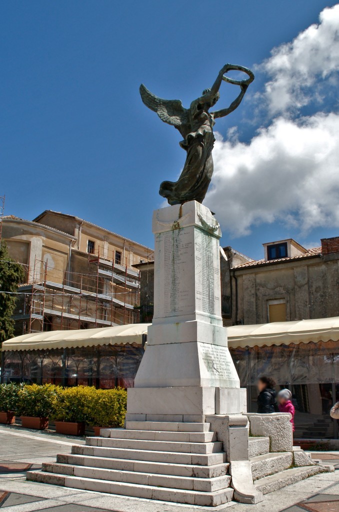 allegoria della Vittoria come donna vestita all'antica (monumento ai caduti) di Asti Giovanni (primo quarto XX)