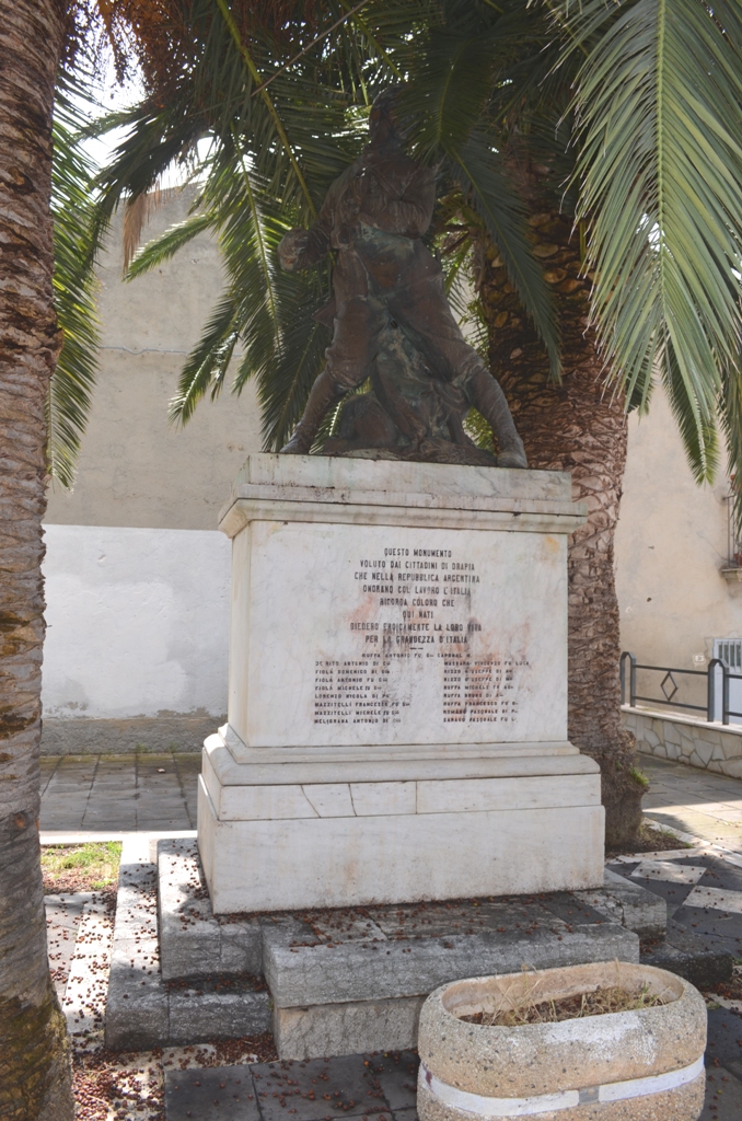Figura di soldato in combattimento (monumento ai caduti - a cippo) di Pellegrino Domenico (prima metà XX)