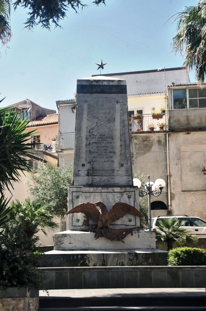 allegoria della Vittoria come aquila (monumento ai caduti - ad obelisco) - ambito Italia meridionale (secondo quarto XX)