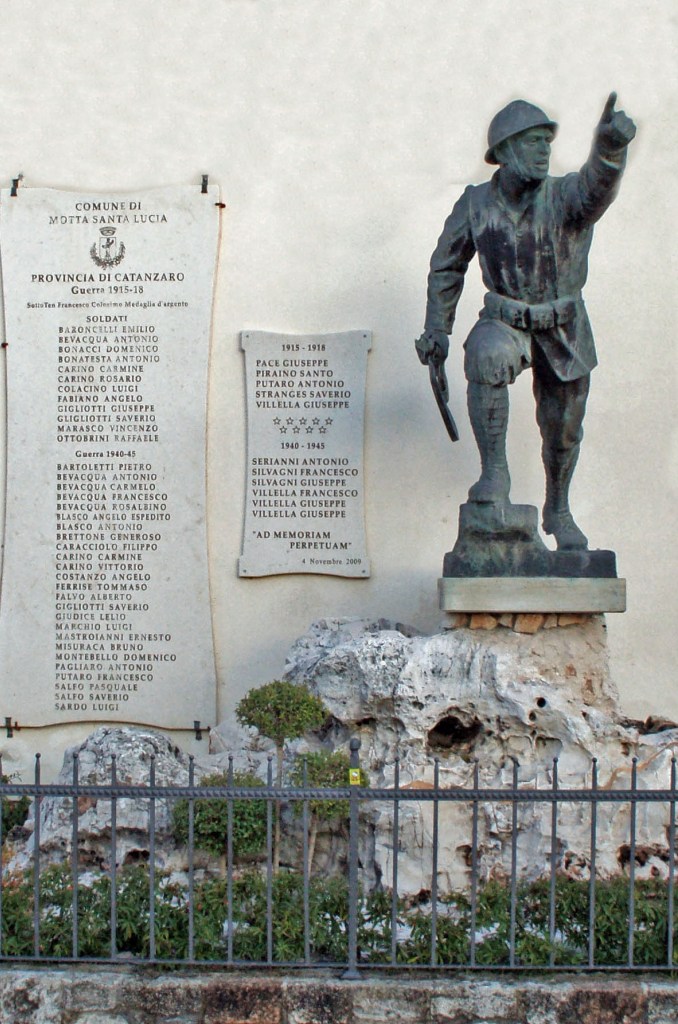 figura di soldato in combattimento (monumento ai caduti - a montagna figurata) di Ciocchetti Giuseppe - ambito Italia meridionale (terzo quarto XX)