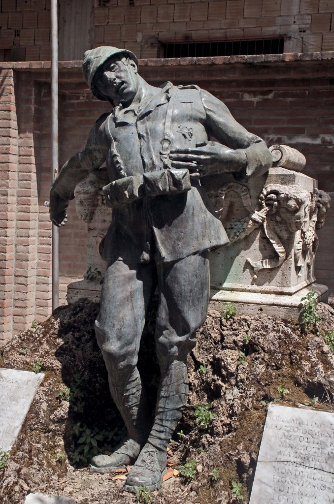 allegoria del sacrificio del soldato per la Patria (monumento ai caduti - a montagna figurata) di Labianca Felice (prima metà XX)