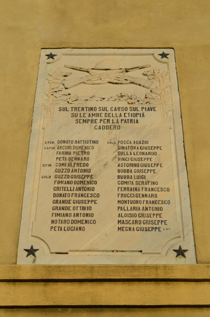 elementi decorativi con elmetto, fucili incrociati, rami di alloro e quercia (lapide commemorativa ai caduti) - ambito Italia meridionale (secondo quarto XX)