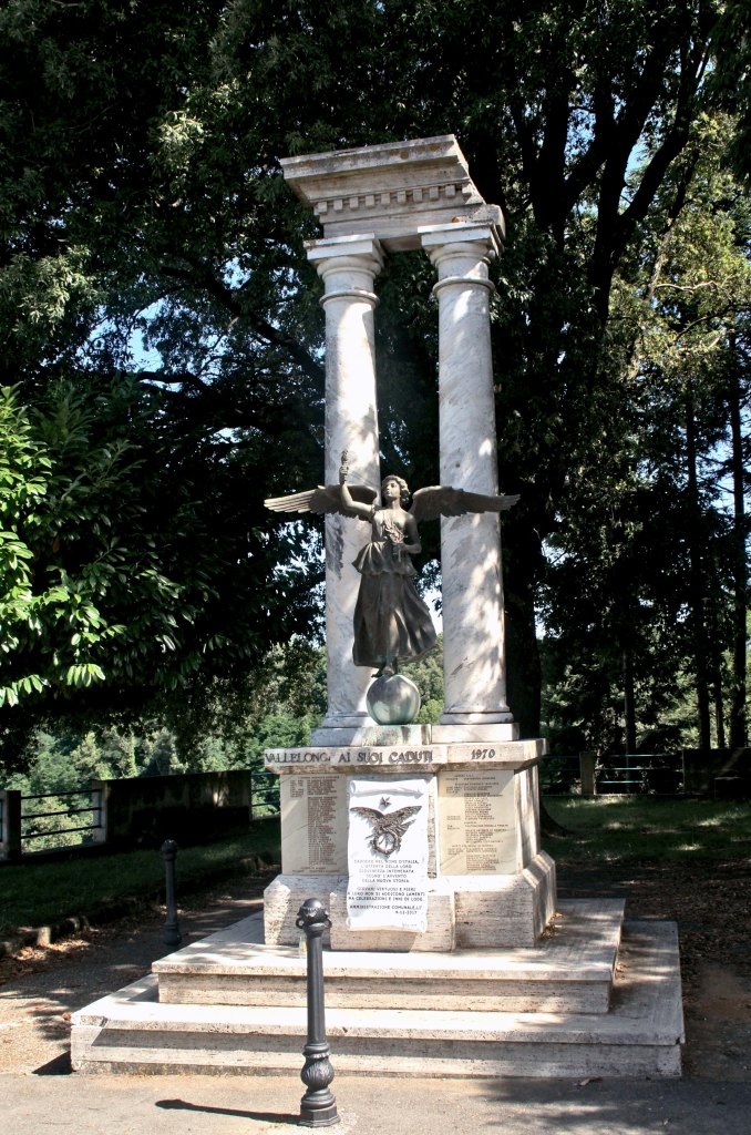 allegoria delle Vittoria, elementi decorativi con aquila, ghirlanda, bandiera e stella (monumento ai caduti - a colonna) - ambito Italia centro-meridionale (terzo quarto XX)