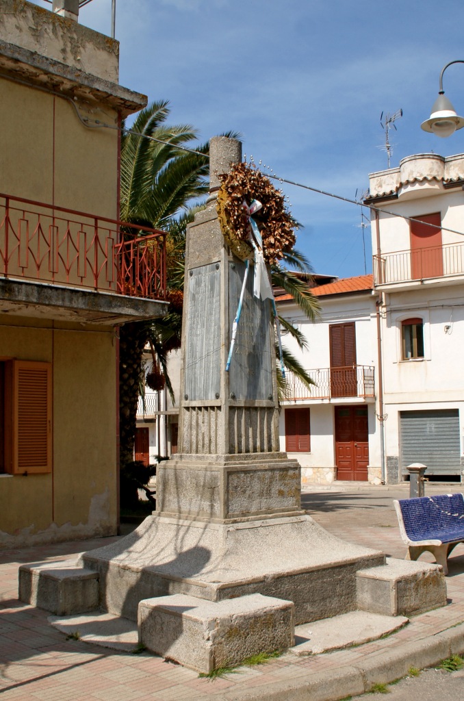 soggetto assente (monumento ai caduti - a colonna spezzata) - ambito Italia meridionale (prima metà XX)