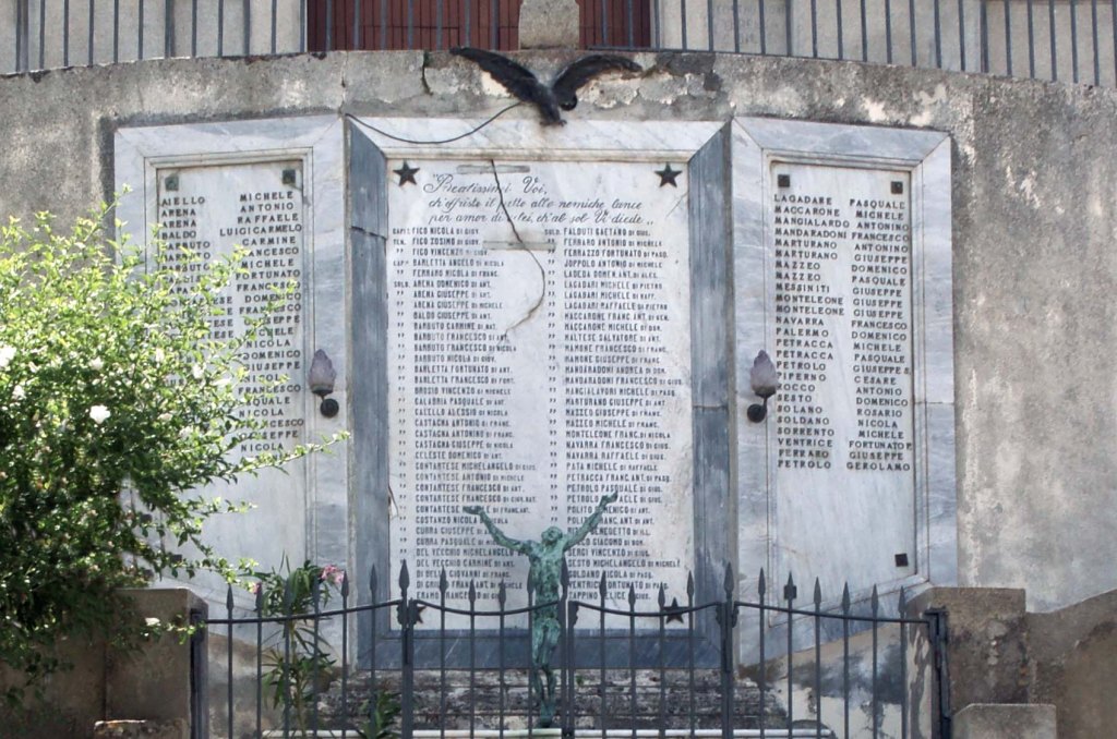 Allegoria della Vittoria come aquila, Cristo crocifisso (lapide commemorativa ai caduti) - ambito Italia meridionale (prima metà, ultimo quarto XX, XX)