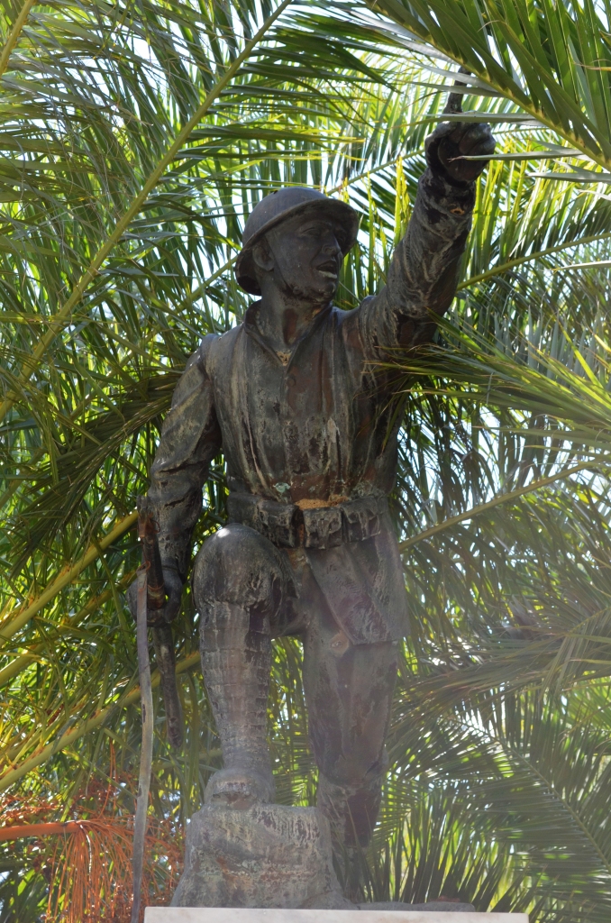 Figura di soldato in combattimento (monumento ai caduti - a cippo) di Ciocchetti Giuseppe (attribuito) (seconda metà XX)